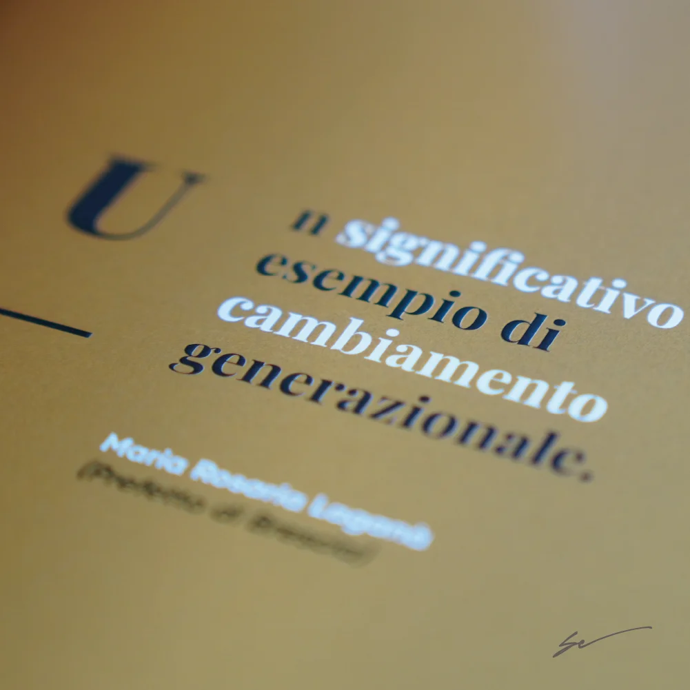 Stampa in bianco e nero su carta oro Stampa in bianco e nero su carta oro